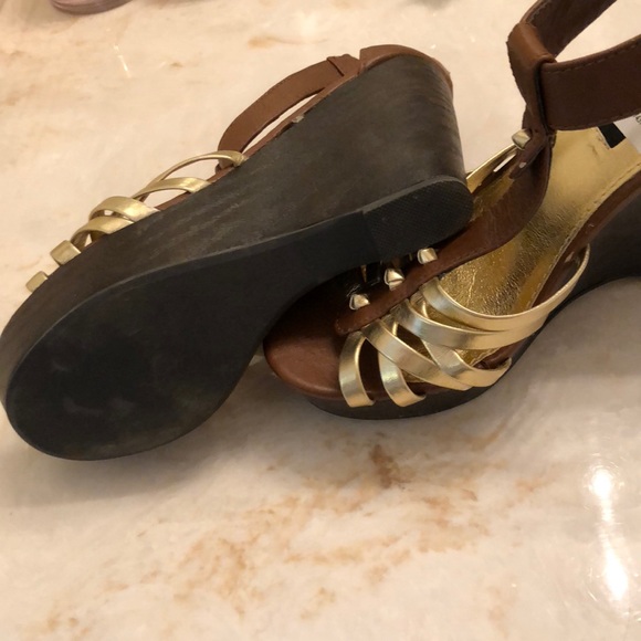 Wedge heels in gold and tan - Picture 4 of 4